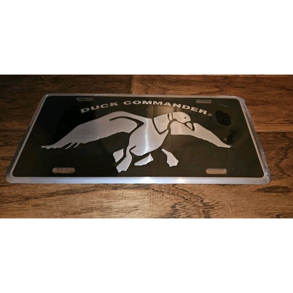 DUCK COMMANDER BLACK & SILVER COOL LICENCE PLATE BRAND NEW STILL SHRINK WRAPPED - Picture 1 of 7